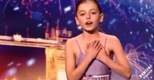 10-jarige ballerina wordt bijna weggedrukt. Maar dan verovert ze de jury met haar prachtige stem!