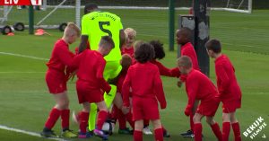 Deze kids zien een droom in vervulling gaan. Vandaag spelen ze met z’n 30’en tegen 2 vedettes!