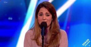 Meisje is verdrietig dat de jury de auditie stopzet van haar moeder. Maar dan krijgt ze een tweede kans..