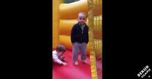 Kinderen hebben de tijd van hun leven op een trampoline. Maar let op één van de kids!