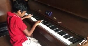 9-jarig jochie zit achter de piano. Wat hij dan voor elkaar krijgt is verbazingwekkend!