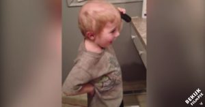 Kinderen die hun eigen haar afscheren. Het zorgt voor een hilarisch beeld!