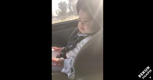 Klein meisje zit achterin de auto. Maar let op als de beat erin komt!