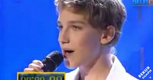 14-jarige jongen begint met zingen. Wat dan gebeurt is werkelijk magisch!