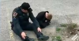 Agent ziet autistisch jongetje zitten dat van huis is gelopen. Dan doet hij iets dat het jochie nooit zal vergeten