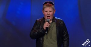 Zweeds jochie van 12 weet wel hoe hij moet entertainen. Het publiek én de jury lopen met hem weg!