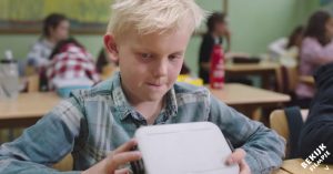 Jongetje heeft geen brood in zijn lunchbox. Maar dan doen zijn klasgenoten iets hartverwarmends..
