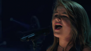 Zij zingt (pas 11 jaar oud!) een legendarisch liedje van The Rolling Stones..