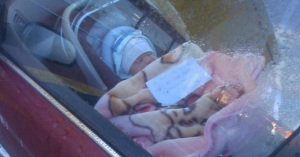 Stel ziet pasgeboren baby alleen in auto. Als ze ook nog een briefje zien liggen, worden ze woedend