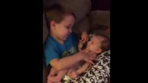 Lief: broertje zingt ‘You Are So Beautiful’ voor zijn kleine zusje