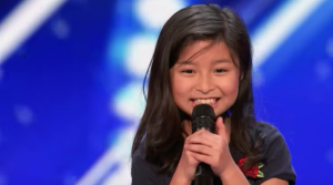 Superschattige Celine zingt klassieker van haar grote idool. Hoe ze dat doet? Loepzuiver!