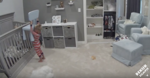 Hij plaatst een stoel in de box van zijn broertje… Deze ontsnapping is geniaal!