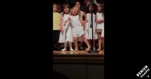 Wat een enthousiasme! 4-jarig meisje steelt de show als ze samen met haar klas een liedje zingt!
