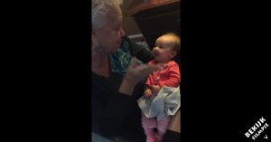 Té schattig: dove oma leert eveneens dove baby gebarentaal