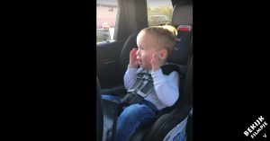 2 kids zitten op de achterbank van de auto. Dan zien ze voor de eerste keer een trein!
