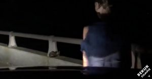 Zij zien 2 kleine oogjes in het donker reflecteren. Dan besluiten ze iets prachtigs te doen