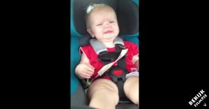 Baby is aan het huilen in de auto. Maar dan komt haar favoriete liedje ineens op!