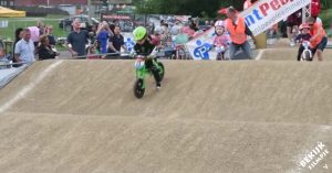 Jochie heeft tijdens race grote voorsprong en stevent af op de winst. Maar dan doet hij iets opmerkelijks..