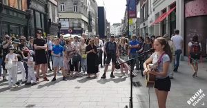 12-jarig meisje zingt en speelt gitaar in de straten van Dublin. Iedereen is zichtbaar onder de indruk!