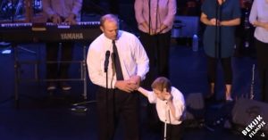 Jongetje van 10 jaar is autistisch en blind. Als hij het podium opkomt, ontroert hij álle aanwezigen..