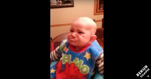 Baby krijgt te eten.. Maar dat lijkt ‘ie niet echt lekker te vinden