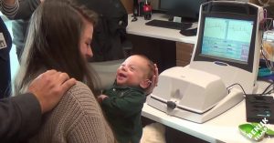 Dove baby hoort de eerste keer zijn moeder. Het intense geluk is van ieders gezicht af te lezen..