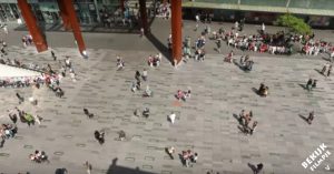 Meisje begint ineens te dansen op een plein in Eindhoven. Wat dan gebeurt is geweldig!