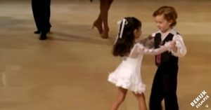 Dansvloer staat vol met danskoppels. Maar deze kleine dansers trekken alle aandacht!