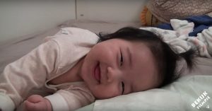 Dit baby’tje van 6 maandjes oud wil eigenlijk wakker blijven. Maar ze is wel héél erg slaperig!