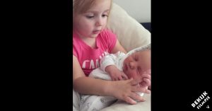 Pasgeboren baby kan niet slapen. Dan zingt haar 3-jarige zus een schitterend slaapliedje..