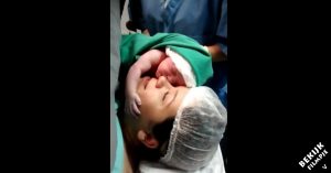 Baby weigert moeder los te laten na de bevalling. En dat zorgt voor een intens moment..