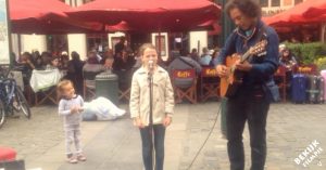 Vader vraagt of dochter mee mag zingen met straatmuzikant. Wat dan ontstaat, is adembenemend mooi..