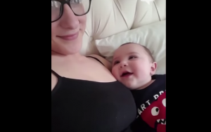 Schitterend: baby kijkt naar mama en kan zijn ogen niet van haar afhouden!