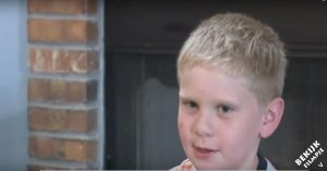 6-jarig jongetje ziet tweeling in zwembad liggen. Als hij ziet dat er wat mis is, handelt hij meteen!