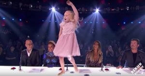 Schattig duo begint met optreden en het meisje klimt bovenop de tafel. De jury staat versteld!