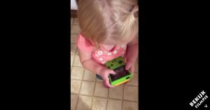 Klein meisje wil op de ‘Game Boy’ spelen. Wat ze dan doet is hilarisch!