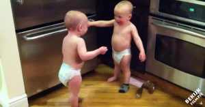 Tweelingbroertjes staan in de keuken. Dan blijken ze in een diepgaand gesprek te zijn!