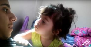 Hilarisch: baby’s die met hun vaders spelen