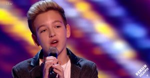 Deze 13-jarige bescheiden jongen zorgt voor een overweldigende performance!