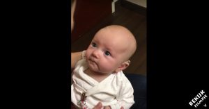 Baby hoort haar moeder voor de eerste keer. Het meisje krijgt waterige oogjes van emotie..