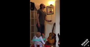 Baby van 5 maanden oud ligt helemaal in een deuk door papa en.. de lamp!