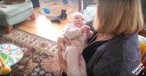 Oma zingt voor haar kleindochter.. Wat dan gebeurt is zó bijzonder!