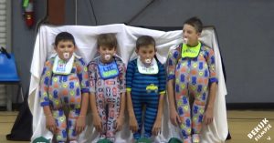 Groepje 11-jarigen doet show in babykleding. Dan begint iedereen keihard te lachen!