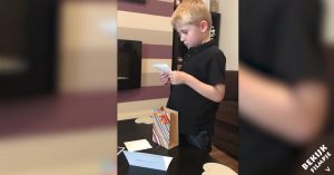6-jarig jochie krijgt bijzonder cadeau van zijn moeder. Als hij ziet wat het is, komt de emotie los!