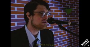 Zijn kat overleed onlangs. Nu doet hij een emotioneel muzikaal eerbetoon..