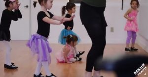 Klein meisje doet haar uiterste best om te tapdansen. Maar het gaat alles behalve vlekkeloos