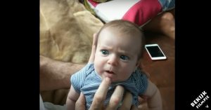Baby ligt op schoot van papa. Dan besluit hij allemaal gekke stemmetjes te maken..
