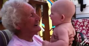 Vertederend: oma en baby hebben leukste gesprek ooit!