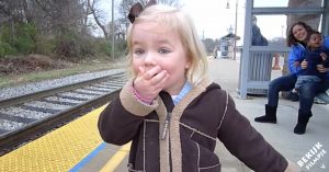 Lief: meisje is 3 jaar geworden. Haar vader laat haar allergrootste wens in vervulling gaan!