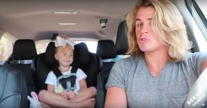 4-jarig meisje vraagt of de radio aan mag. Dan volgt de leukste carpool karaoke ooit!